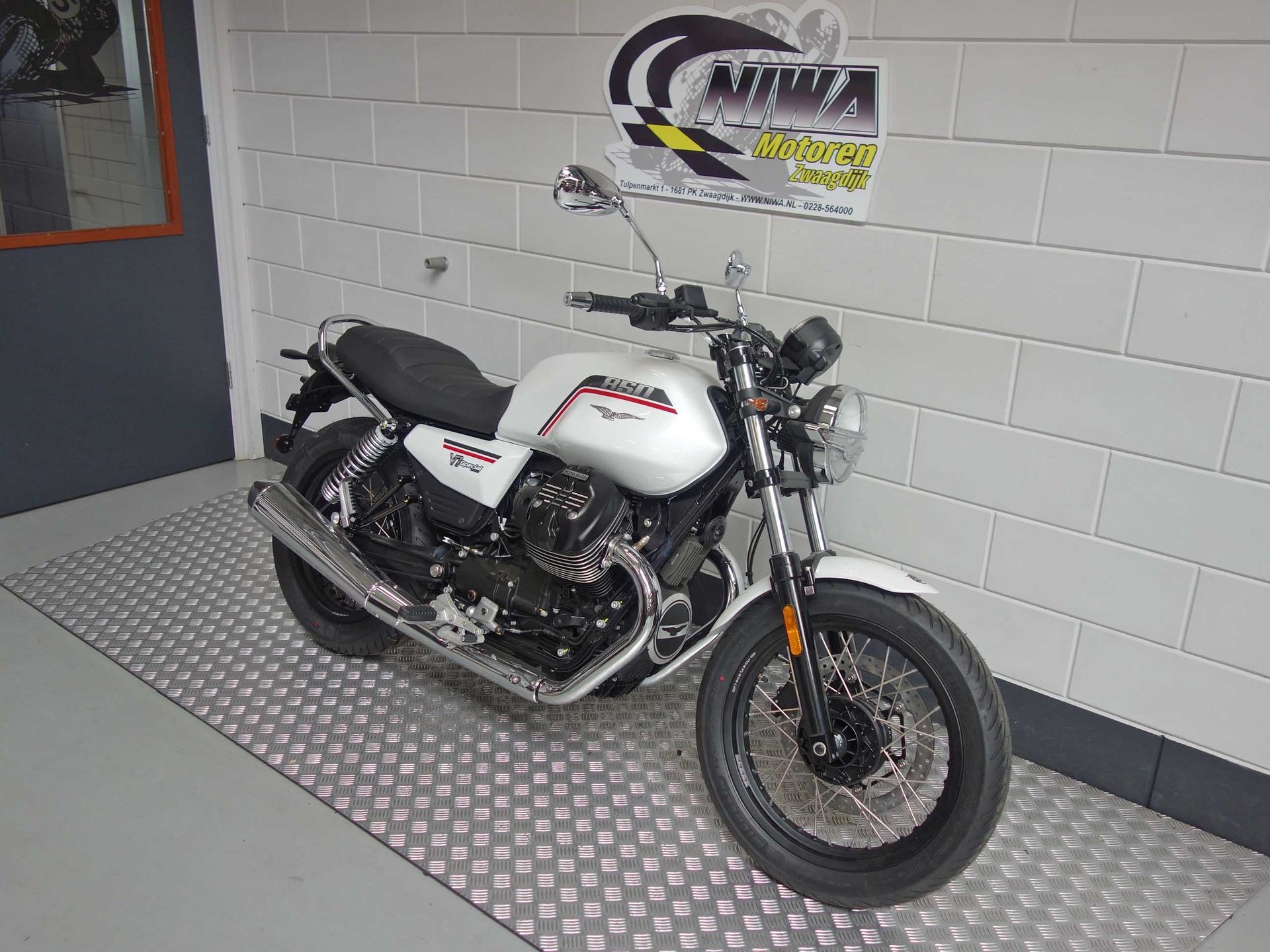 56632827-3 Nieuwe Moto Guzzi V7 tour met 853cc motor uit 2026 bij NIWA Motoren