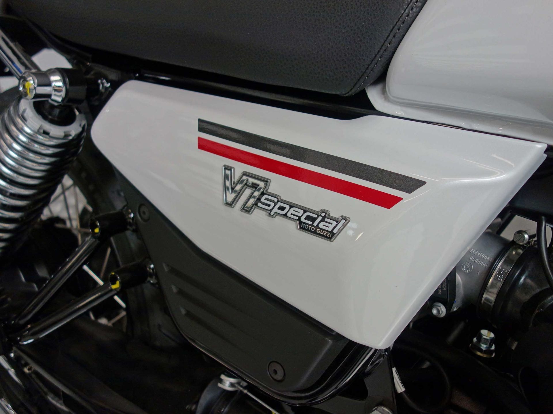 56632827-4 Nieuwe Moto Guzzi V7 tour met 853cc motor uit 2026 bij NIWA Motoren