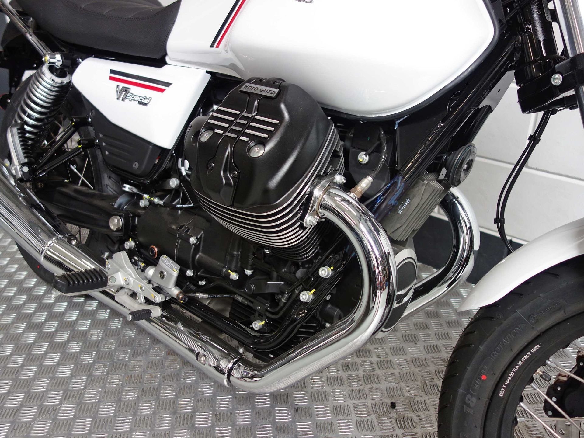 56632827-5 Nieuwe Moto Guzzi V7 tour met 853cc motor uit 2026 bij NIWA Motoren