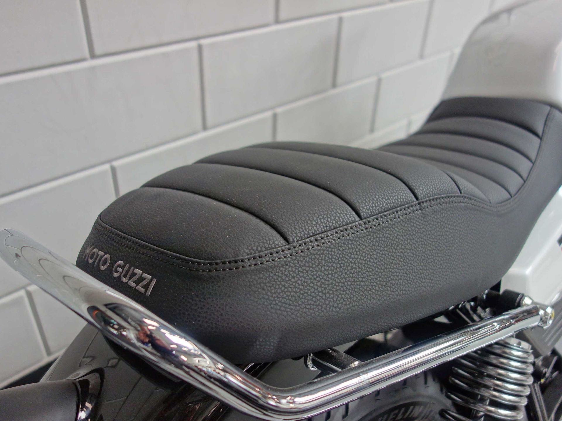 56632827-6 Nieuwe Moto Guzzi V7 tour met 853cc motor uit 2026 bij NIWA Motoren