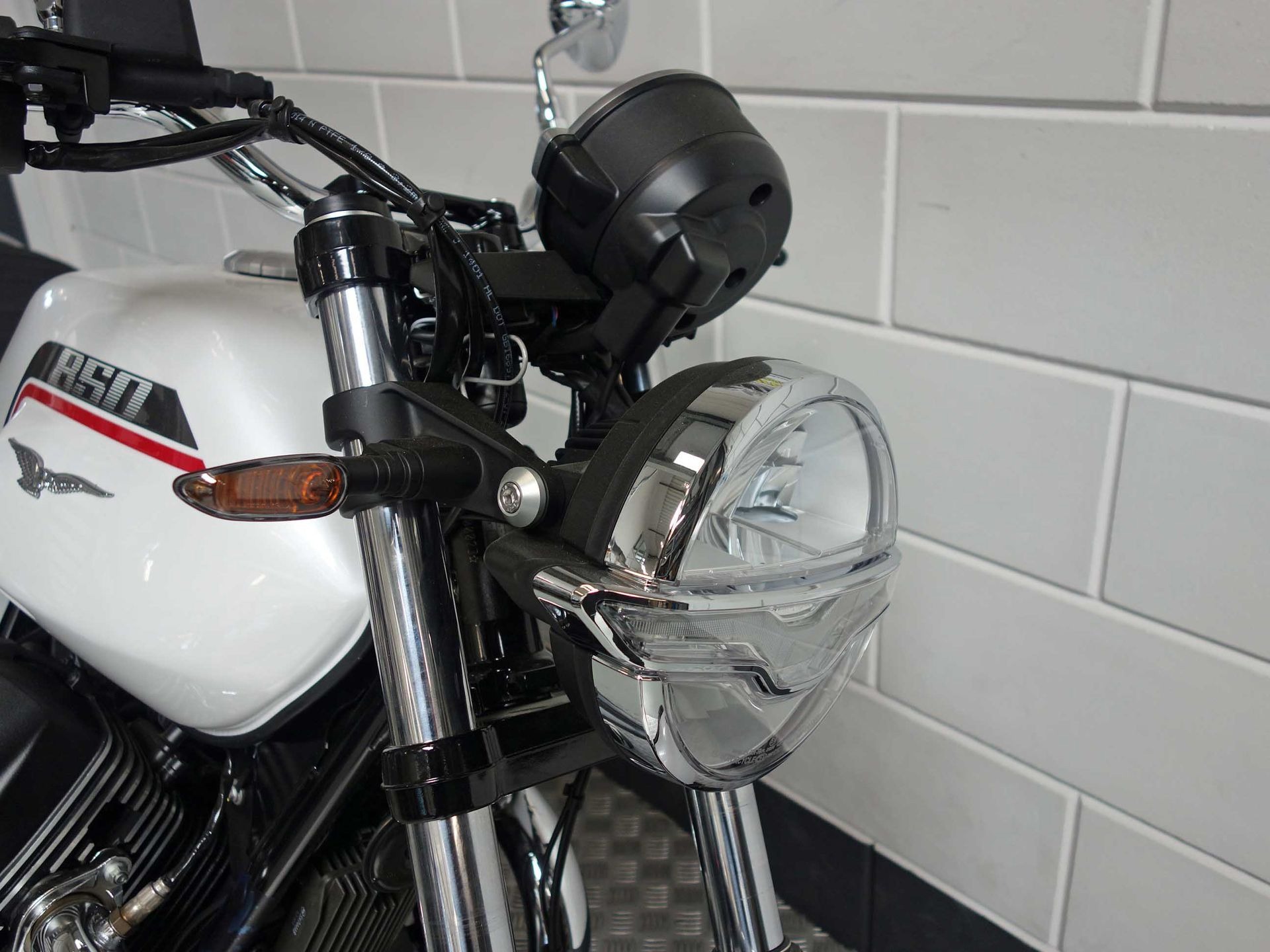 56632827-8 Nieuwe Moto Guzzi V7 tour met 853cc motor uit 2026 bij NIWA Motoren