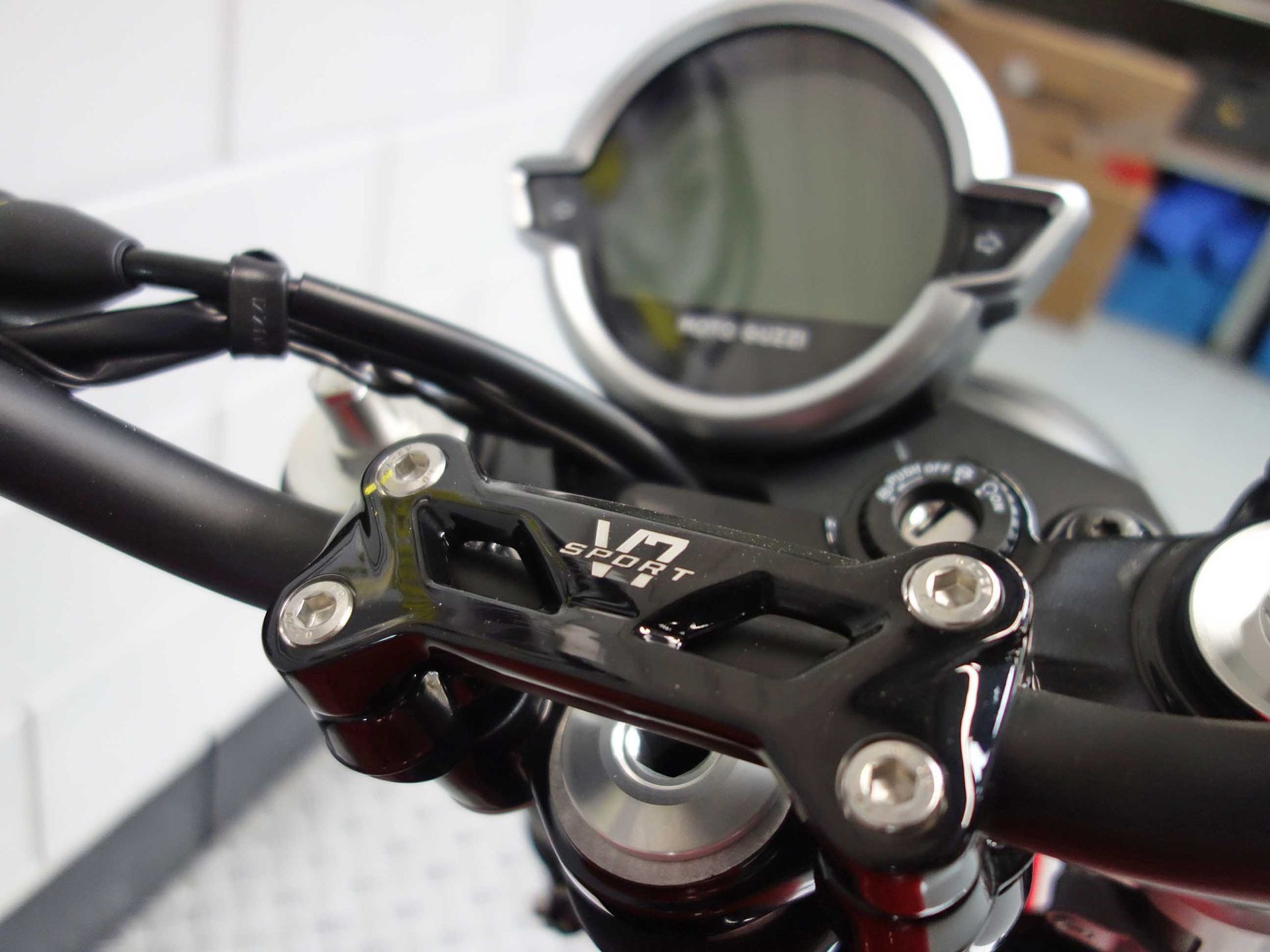 56632837-7 Nieuwe Moto Guzzi V7 sport met 850cc motor uit 2026 bij NIWA Motoren