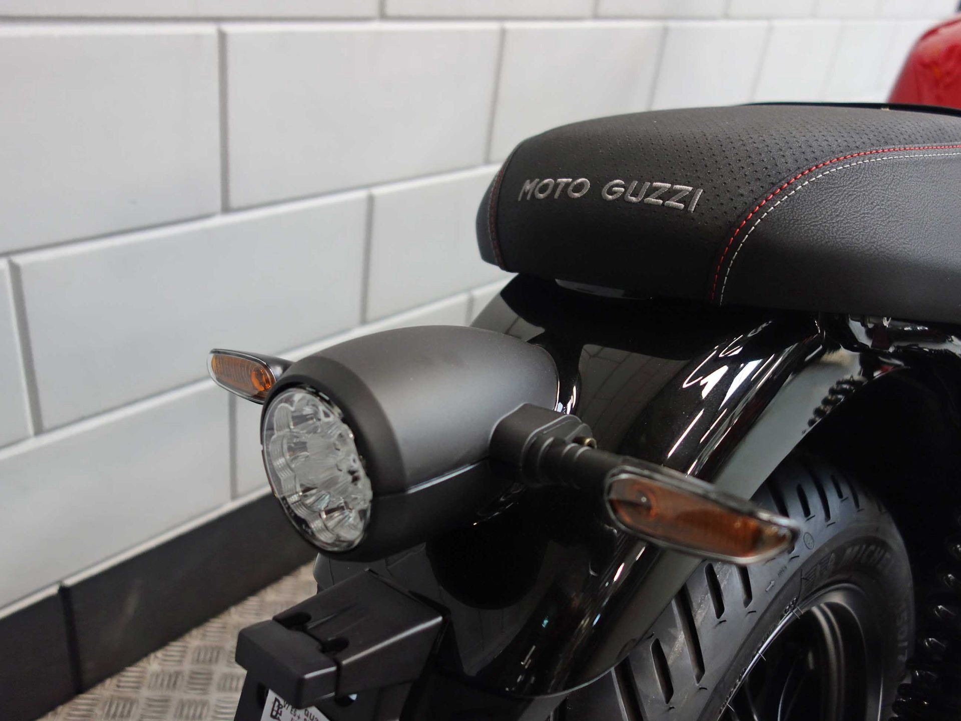 56632837-8 Nieuwe Moto Guzzi V7 sport met 850cc motor uit 2026 bij NIWA Motoren