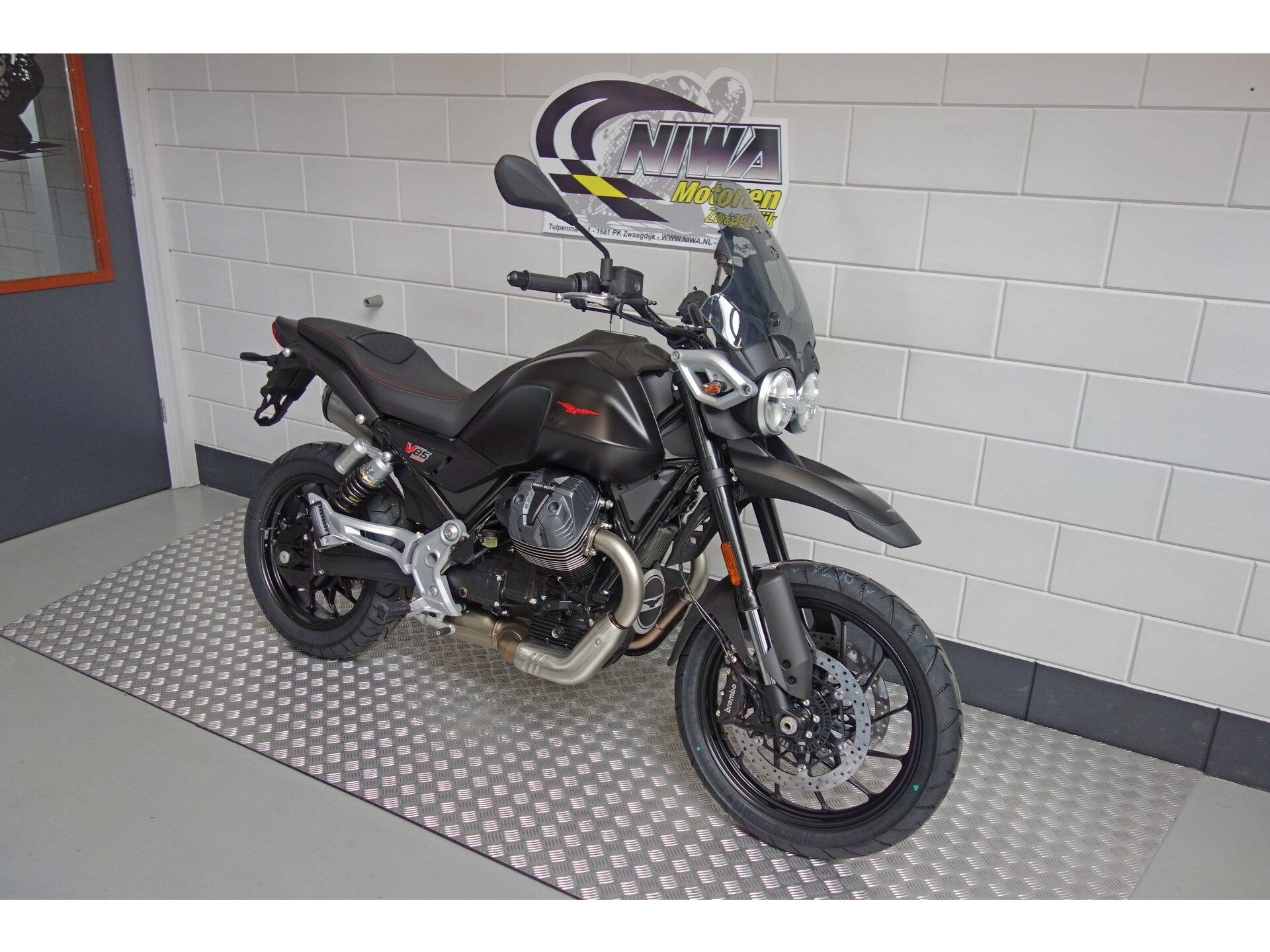 56632854-2 Gebruikte Moto Guzzi V85 tour met 853cc motor uit 2024 bij NIWA Motoren