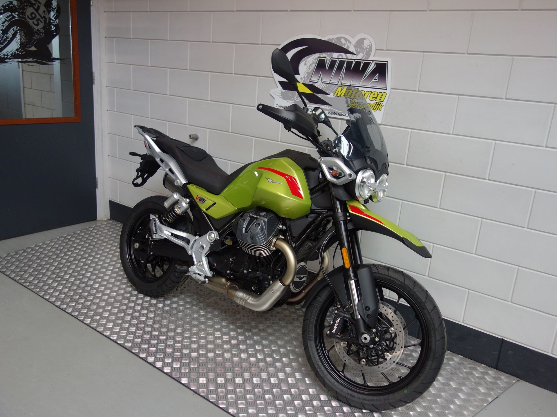 56632862-3 Nieuwe Moto Guzzi V85 tour met 853cc motor uit 2026 bij NIWA Motoren