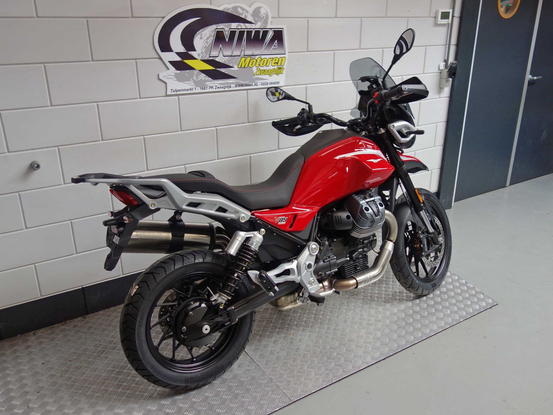 56632862-9 Nieuwe Moto Guzzi V85 tour met 853cc motor uit 2026 bij NIWA Motoren