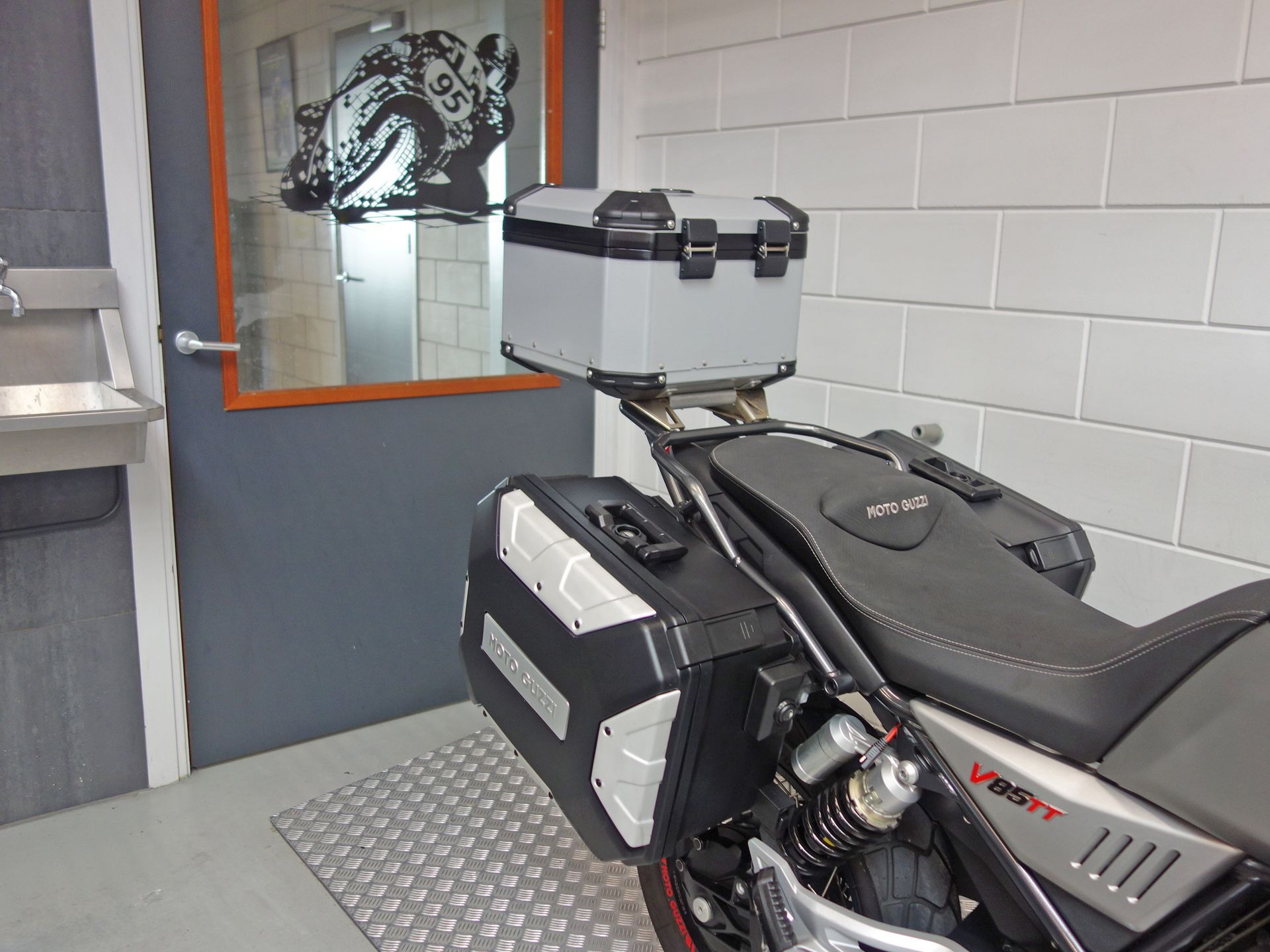 56632875-5 Gebruikte Moto Guzzi V85 all-road met 853cc motor uit 2020 bij NIWA Motoren