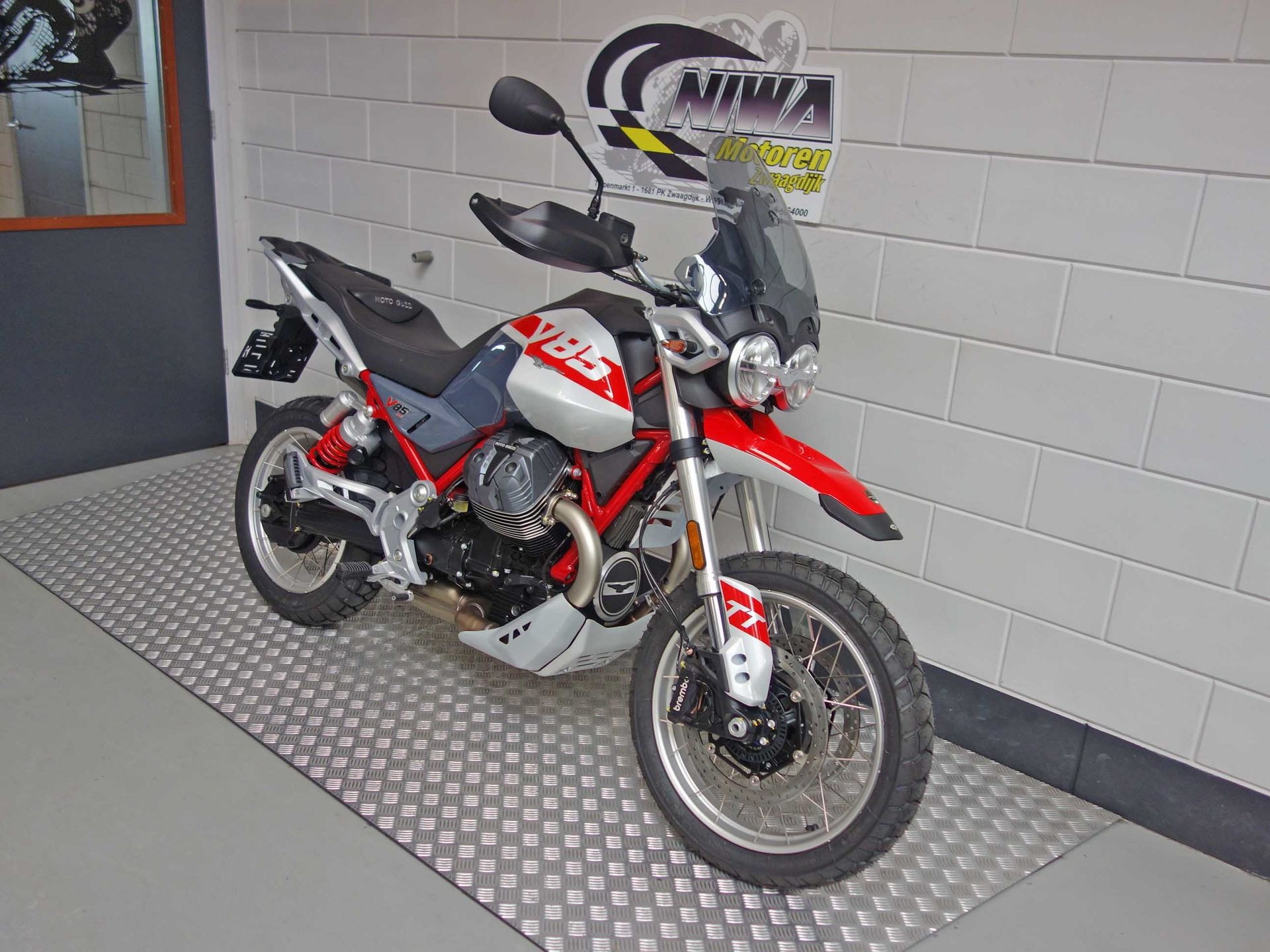 56632891-2 Nieuwe Moto Guzzi V85 tour met 853cc motor uit 2026 bij NIWA Motoren