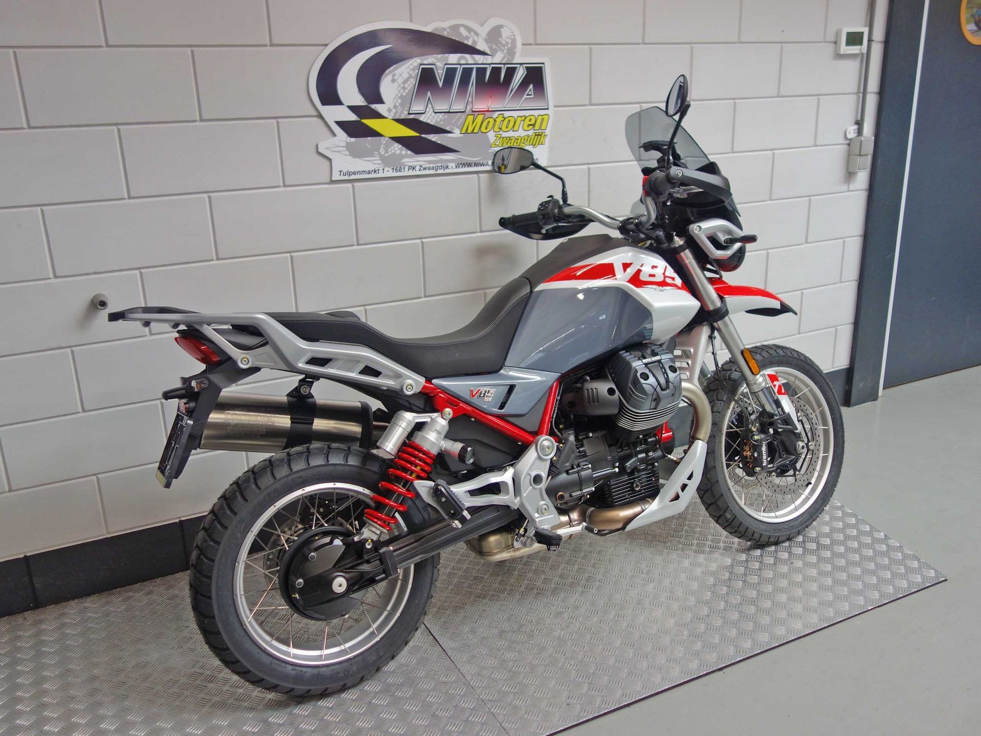56632891-3 Nieuwe Moto Guzzi V85 tour met 853cc motor uit 2026 bij NIWA Motoren