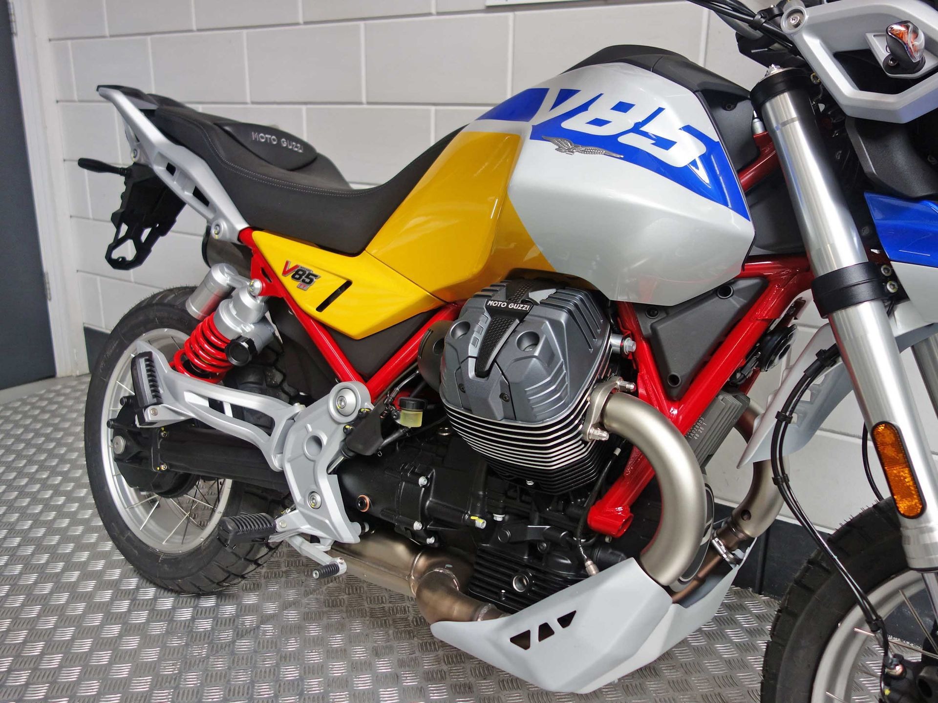 56632901-4 Nieuwe Moto Guzzi V85 tour met 853cc motor uit 2026 bij NIWA Motoren