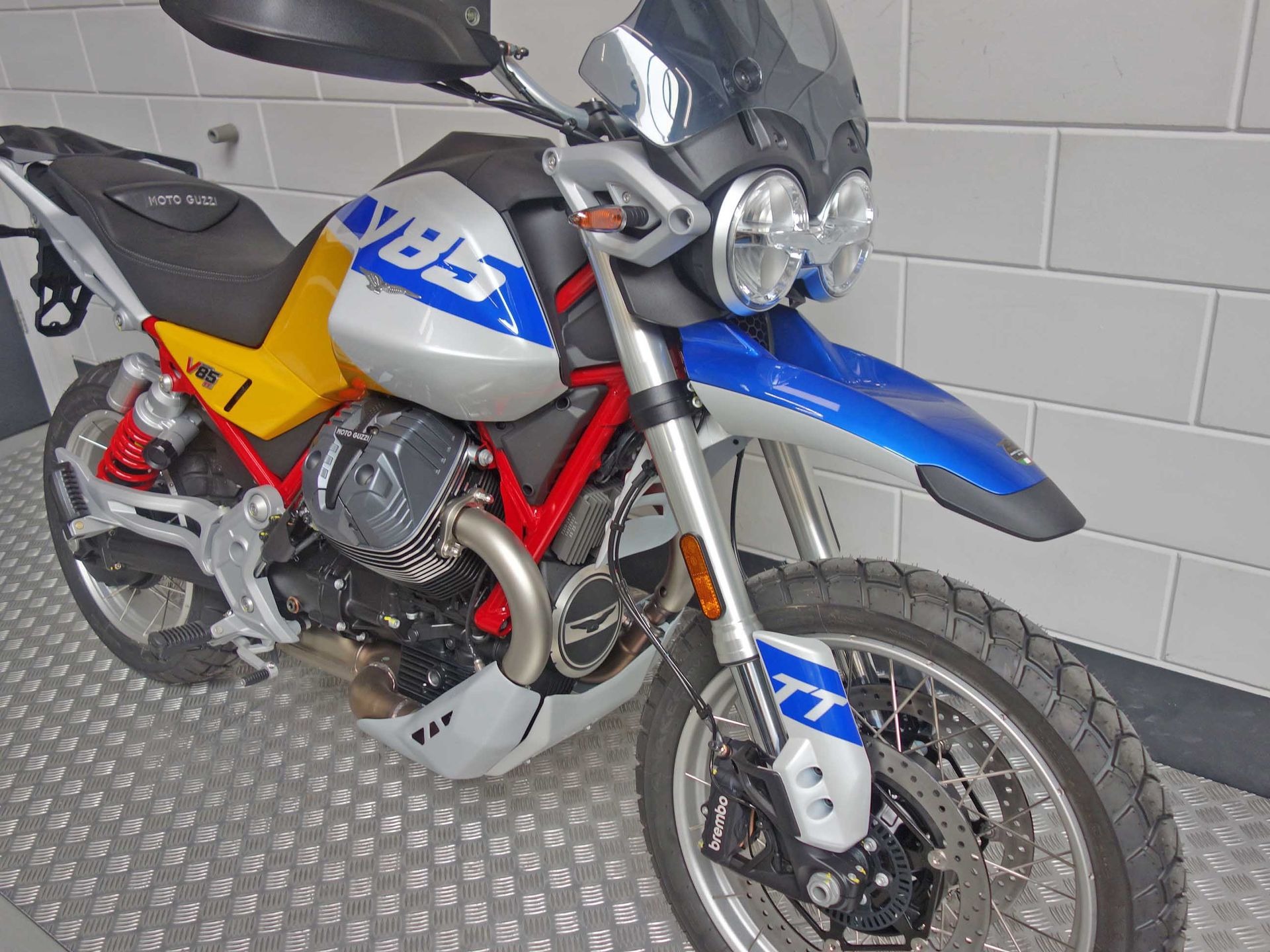56632901-5 Nieuwe Moto Guzzi V85 tour met 853cc motor uit 2026 bij NIWA Motoren