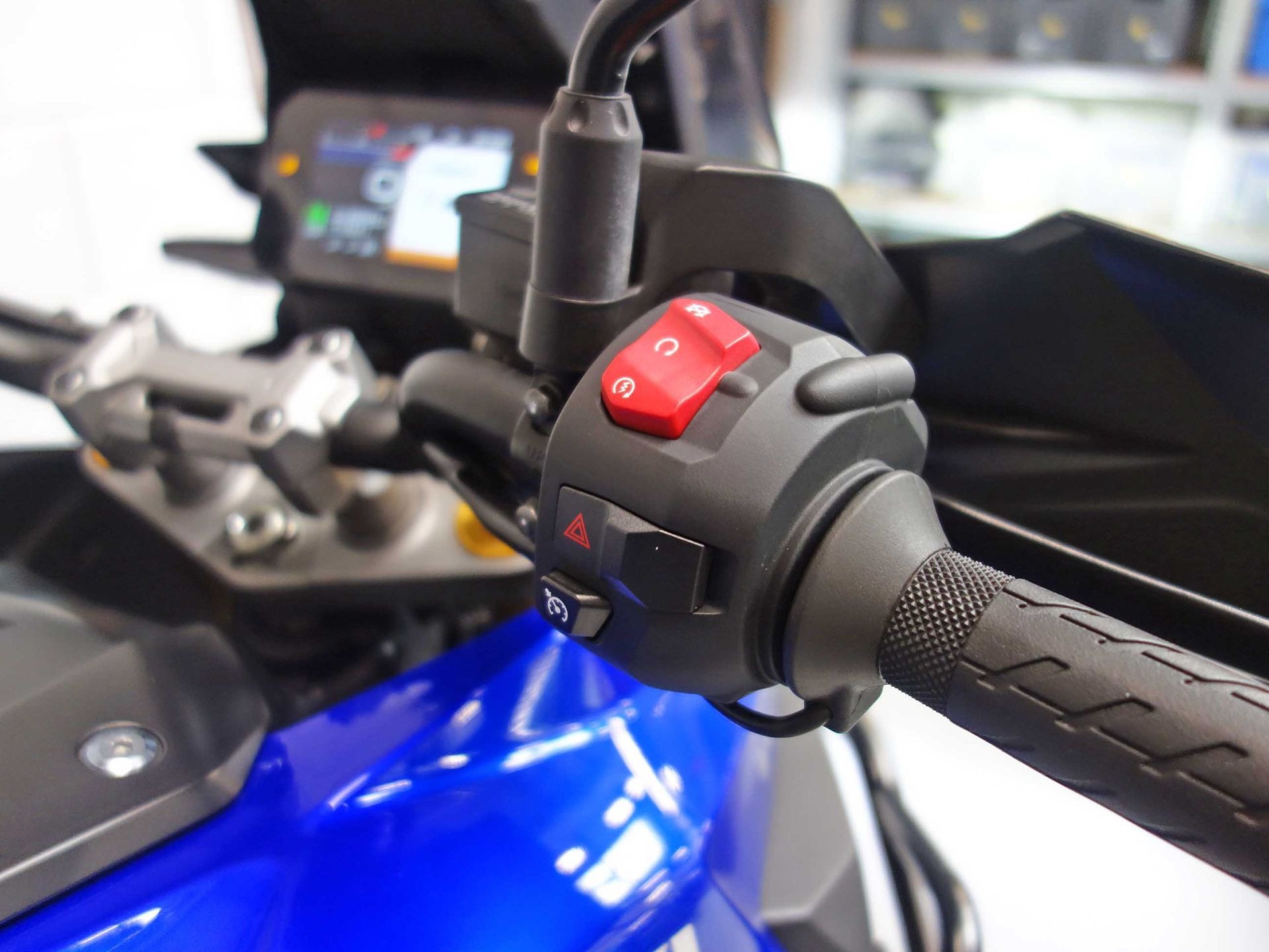 56633270-6 Gebruikte Suzuki V-Strom all-road met 1037cc motor uit 2024 bij NIWA Motoren