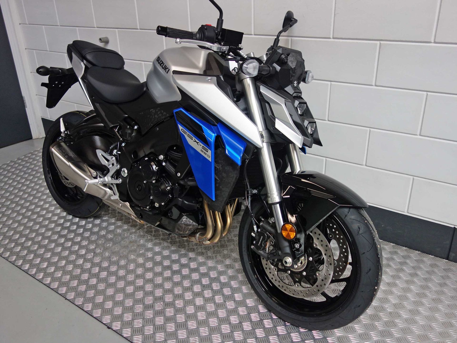 56633644-5 Gebruikte Suzuki GSX naked bike met 999cc motor uit 2026 bij NIWA Motoren