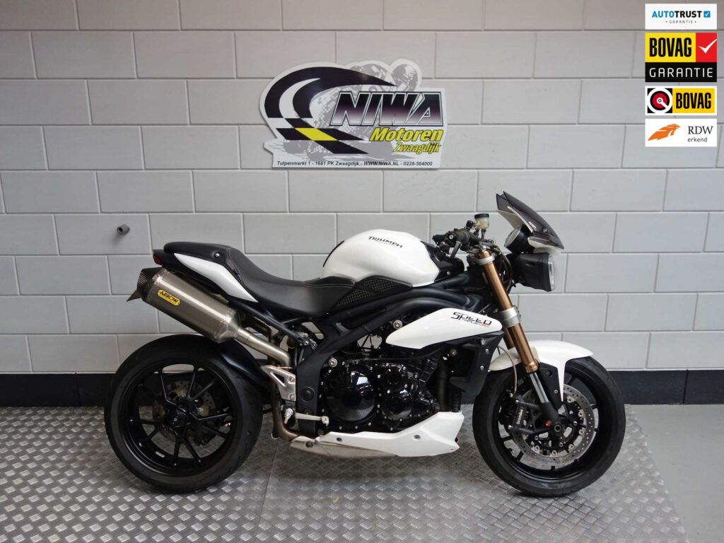 Gebruikte Triumph Speed Triple naked bike met 1050cc motor uit 2011 bij NIWA Motoren