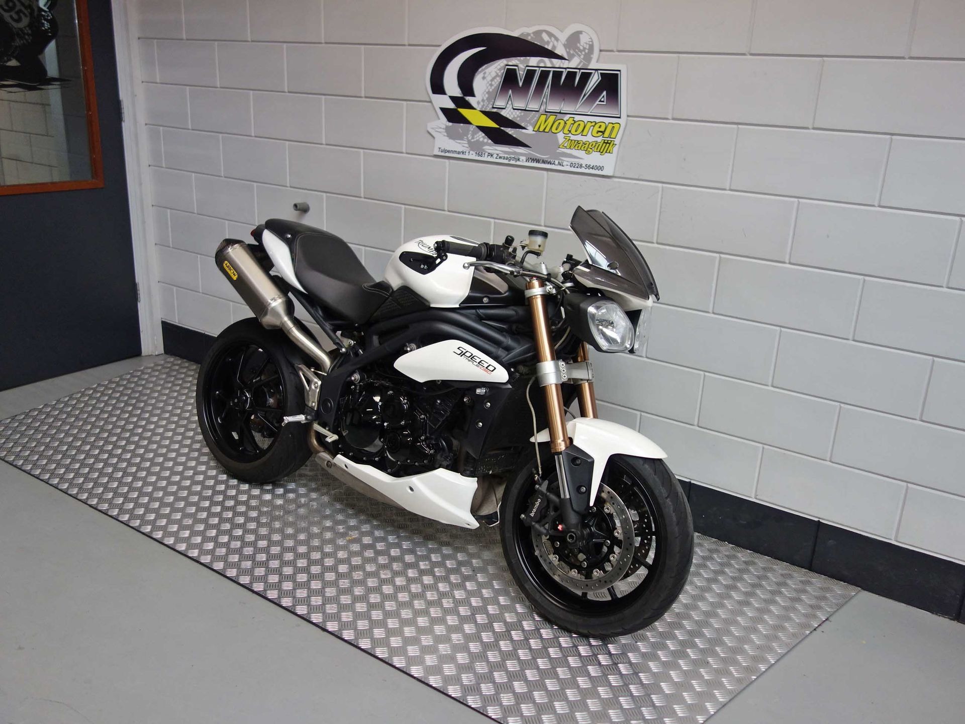 56633724-2 Gebruikte Triumph Speed Triple naked bike met 1050cc motor uit 2011 bij NIWA Motoren