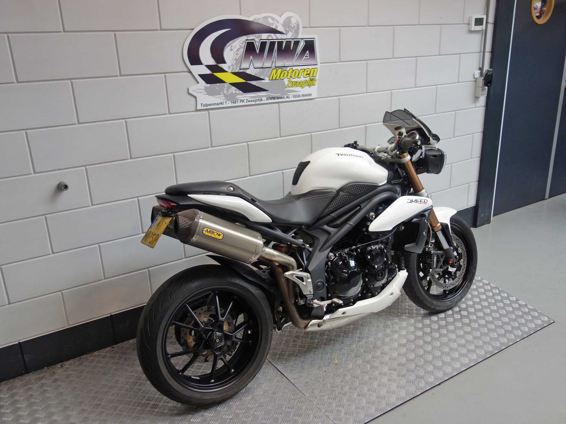 56633724-3 Gebruikte Triumph Speed Triple naked bike met 1050cc motor uit 2011 bij NIWA Motoren