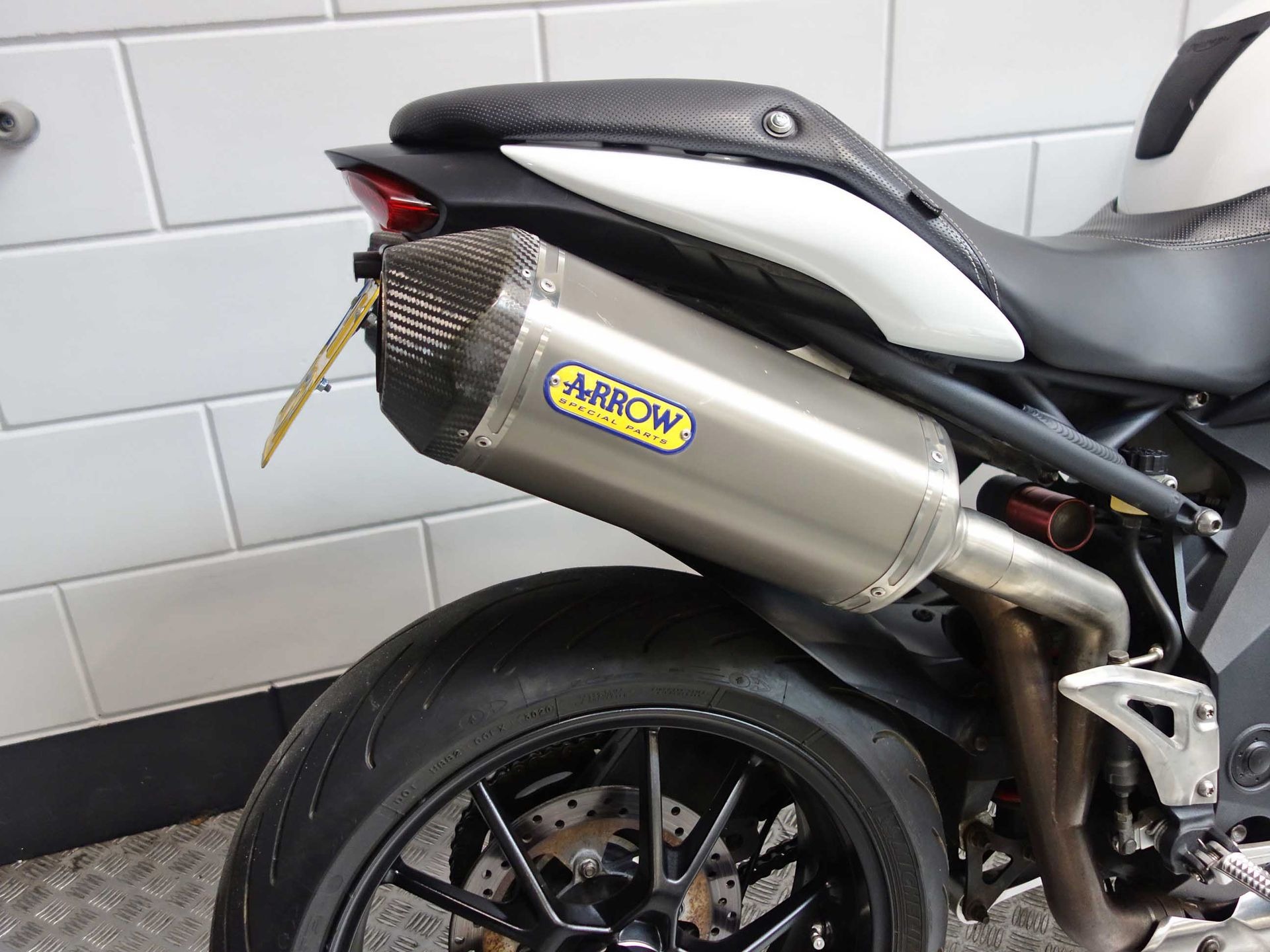 56633724-5 Gebruikte Triumph Speed Triple naked bike met 1050cc motor uit 2011 bij NIWA Motoren