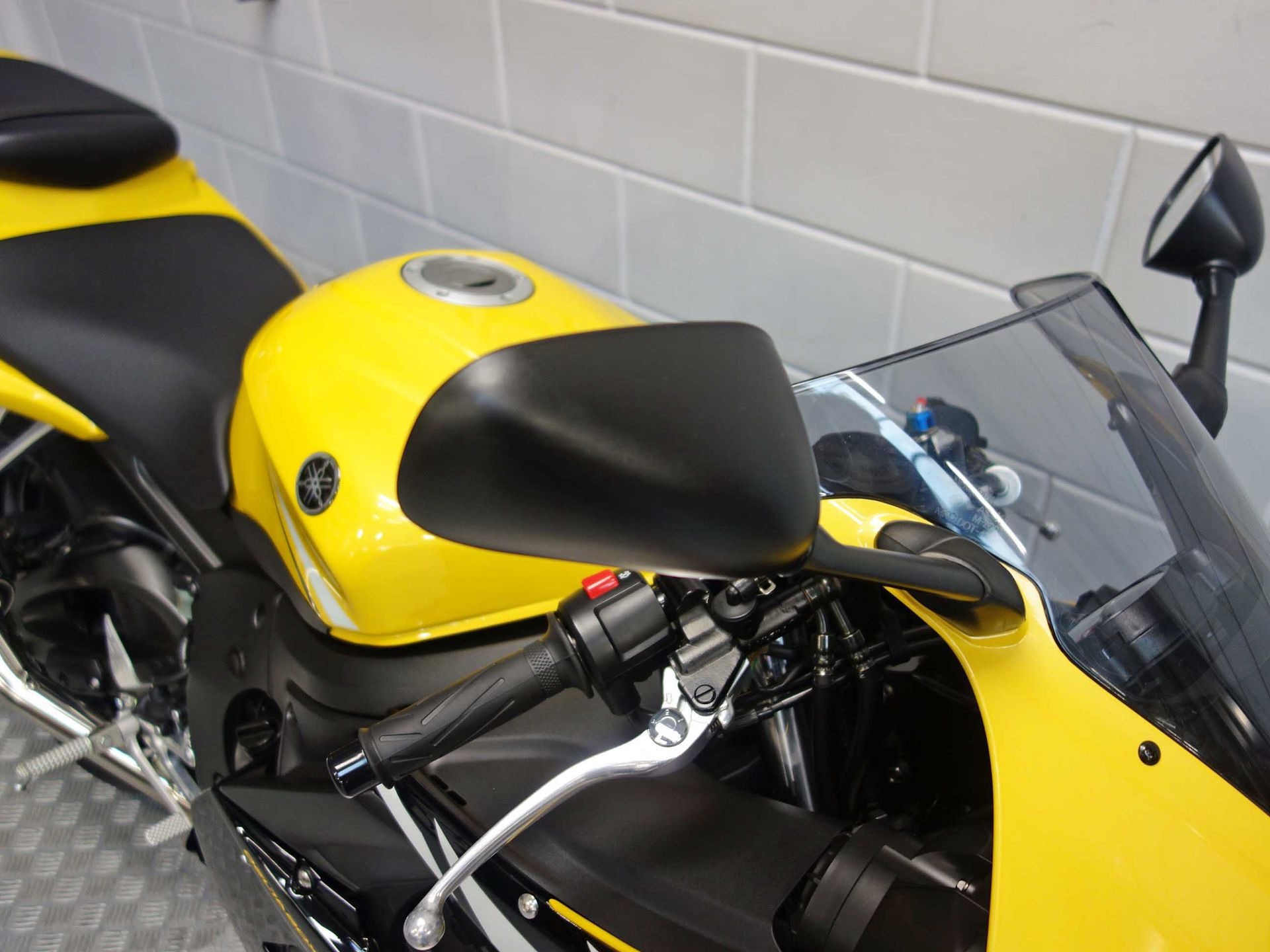 56633758-8 Gebruikte Yamaha YZF supersport met 600cc motor uit 2004 bij NIWA Motoren